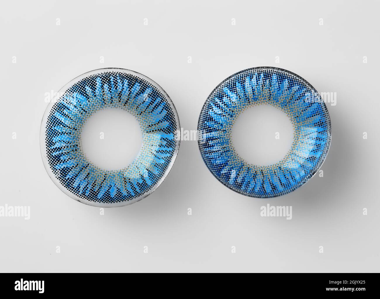 Par de lentes de contacto azules sobre fondo blanco Fotografía de stock -  Alamy