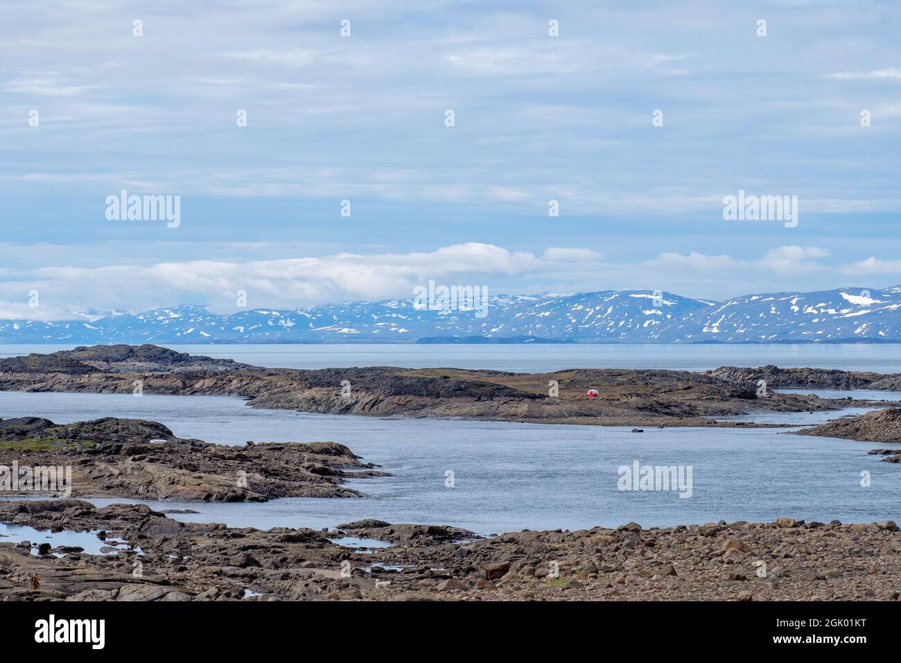 Una tienda solitaria en medio de tundra - acampando en Nunavut Foto de stock