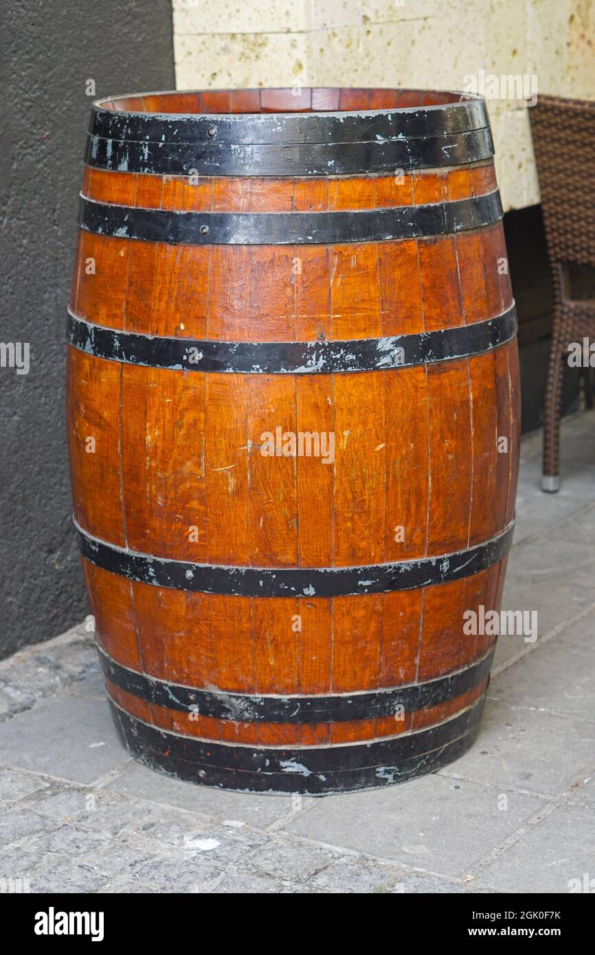 Usado barril de madera de roble viejo en la calle Fotografía de stock -  Alamy