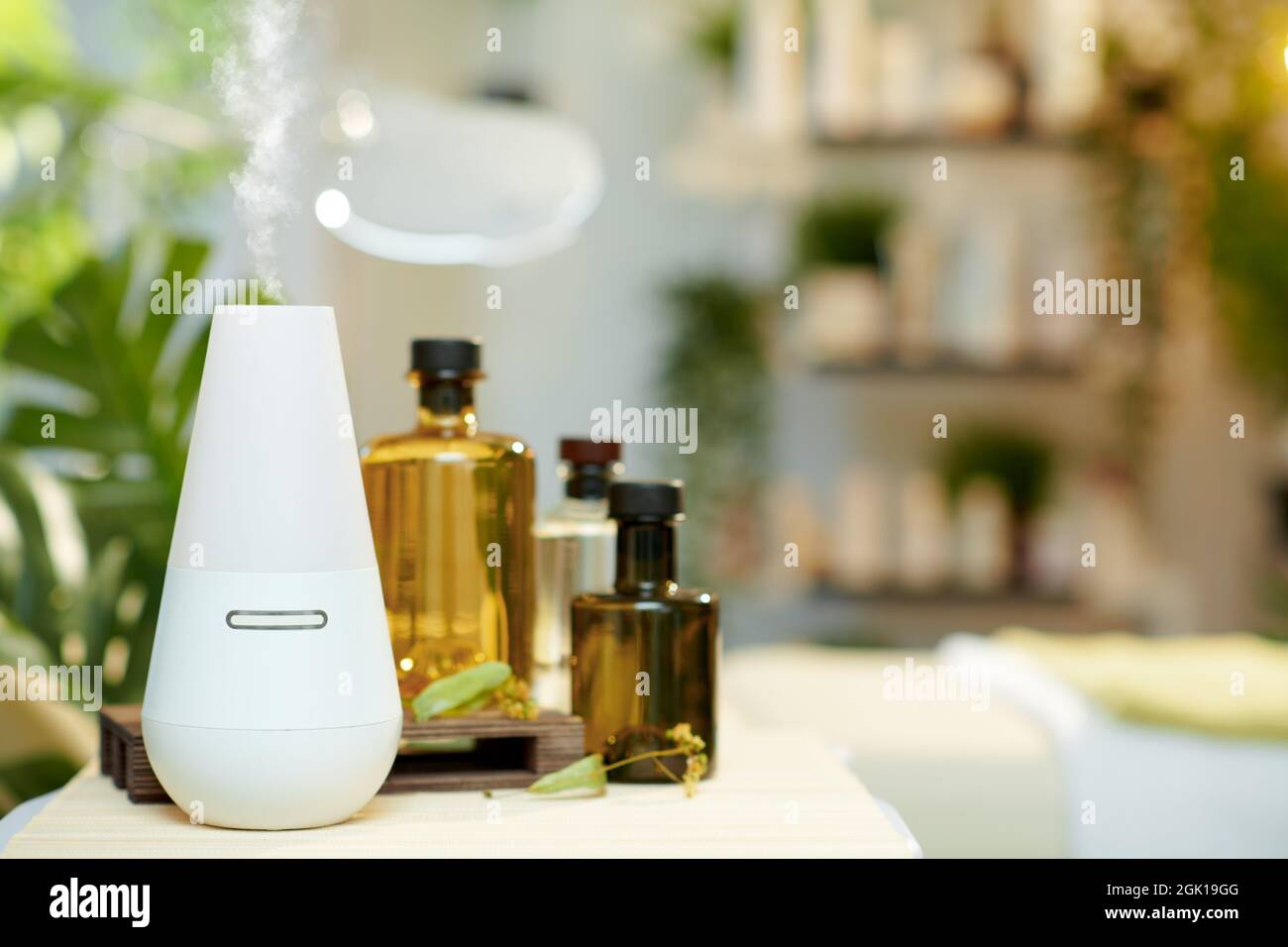 lámpara de aroma y aceites esenciales en un moderno estudio de belleza. Foto de stock