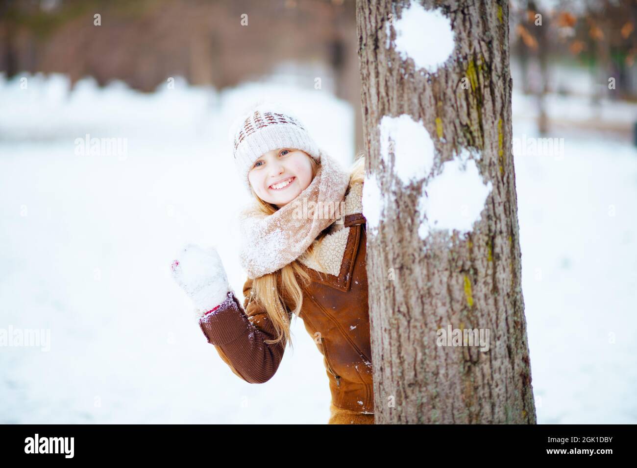 Una Niña Alegre Con Ropa Abrigada Lanza Una Bola De Nieve En Un Parque De  Invierno. Juegos Al Aire Libre Foto de archivo - Imagen de hermoso, hembra:  269185428