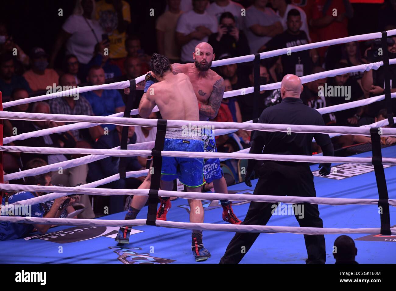 Miami, Estados Unidos de América. 11th de Sep de 2021. MIAMI, FL - SEPTIEMBRE 11: Combatientes Jomi 'El Arcangel' Escoboza derrota a Rene 'White Boy' Rodriguez n el campeonato BYB Cruiserweight en el 'BYB Extreme Barejuk Brawl by the River' en el Triángulo Anillo en James L. Knight Center el 11 de septiembre de 2021 en Miami, Florida. Personas: Jomi Escoboza, Rene Rodriguez Crédito: Storms Media Group/Alamy Live News Foto de stock