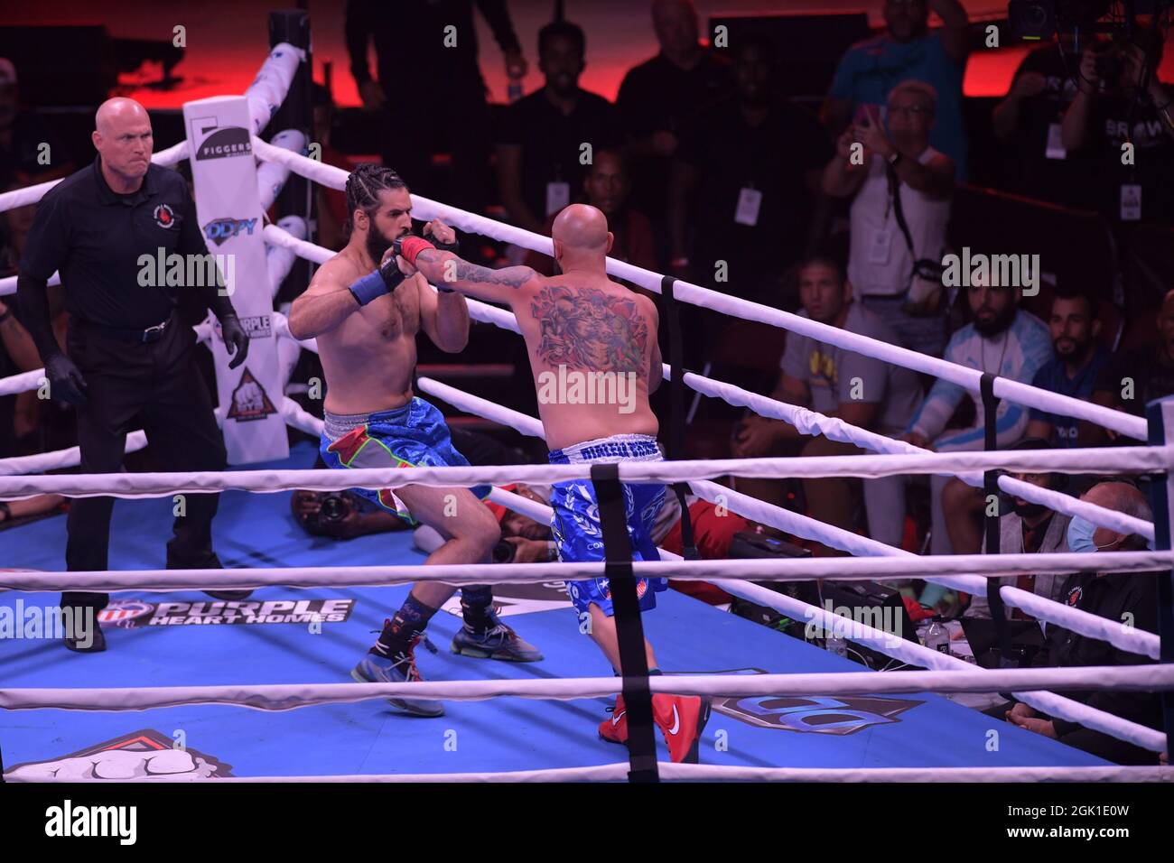 Miami, Estados Unidos de América. 11th de Sep de 2021. MIAMI, FL - SEPTIEMBRE 11: Combatientes Jomi 'El Arcangel' Escoboza derrota a Rene 'White Boy' Rodriguez n el campeonato BYB Cruiserweight en el 'BYB Extreme Barejuk Brawl by the River' en el Triángulo Anillo en James L. Knight Center el 11 de septiembre de 2021 en Miami, Florida. Personas: Jomi Escoboza, Rene Rodriguez Crédito: Storms Media Group/Alamy Live News Foto de stock