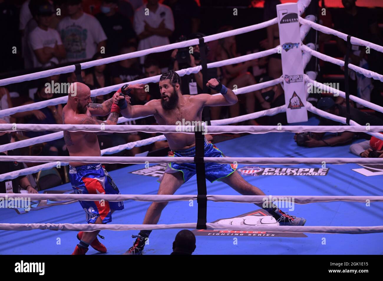 Miami, Estados Unidos de América. 11th de Sep de 2021. MIAMI, FL - SEPTIEMBRE 11: Combatientes Jomi 'El Arcangel' Escoboza derrota a Rene 'White Boy' Rodriguez n el campeonato BYB Cruiserweight en el 'BYB Extreme Barejuk Brawl by the River' en el Triángulo Anillo en James L. Knight Center el 11 de septiembre de 2021 en Miami, Florida. Personas: Jomi Escoboza, Rene Rodriguez Crédito: Storms Media Group/Alamy Live News Foto de stock