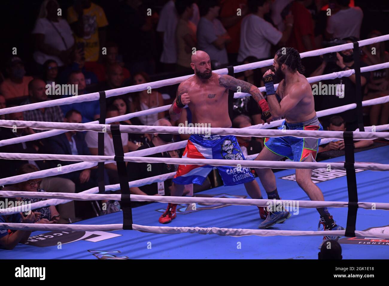 Miami, Estados Unidos de América. 11th de Sep de 2021. MIAMI, FL - SEPTIEMBRE 11: Combatientes Jomi 'El Arcangel' Escoboza derrota a Rene 'White Boy' Rodriguez n el campeonato BYB Cruiserweight en el 'BYB Extreme Barejuk Brawl by the River' en el Triángulo Anillo en James L. Knight Center el 11 de septiembre de 2021 en Miami, Florida. Personas: Jomi Escoboza, Rene Rodriguez Crédito: Storms Media Group/Alamy Live News Foto de stock