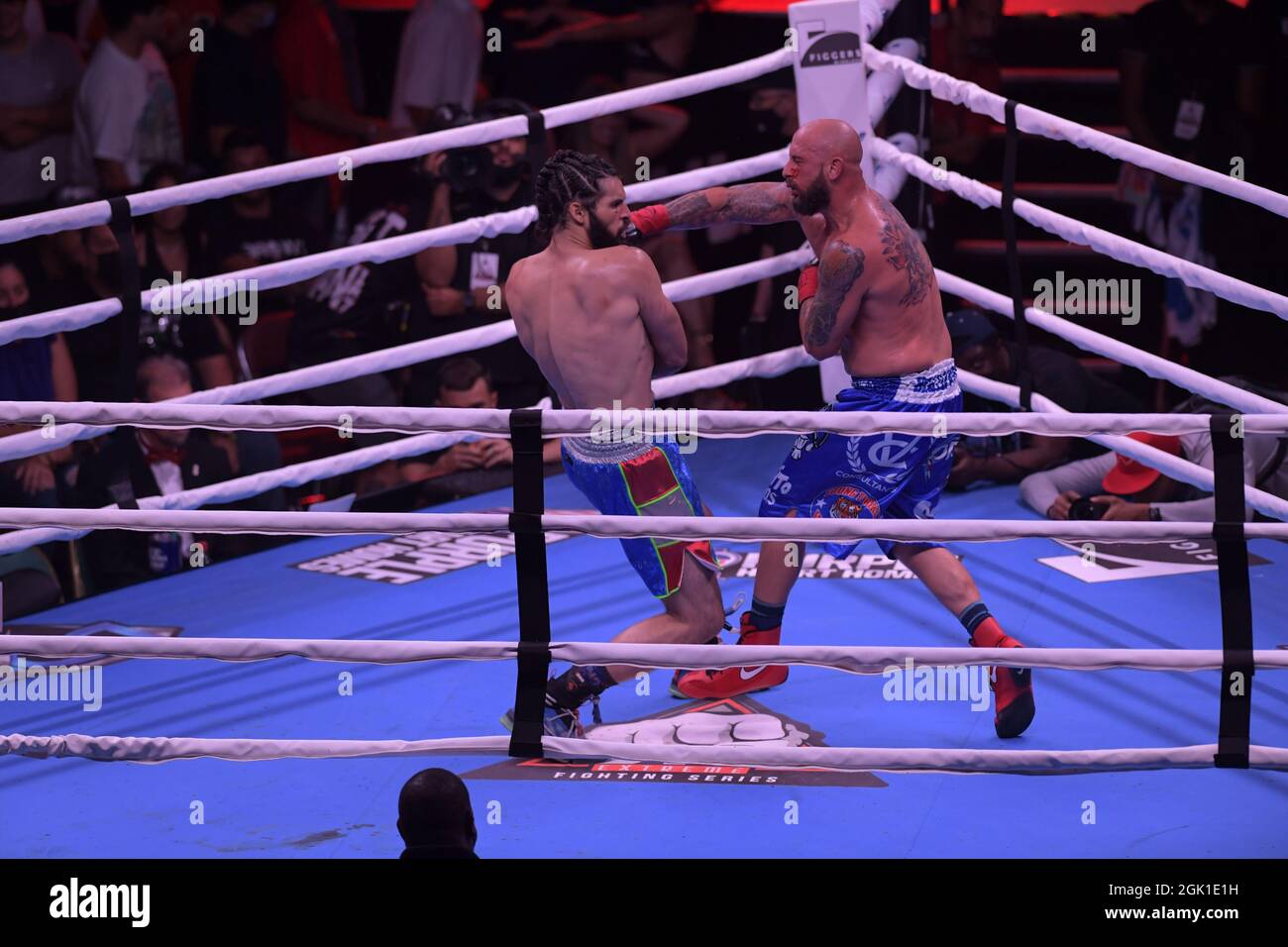 Miami, Estados Unidos de América. 11th de Sep de 2021. MIAMI, FL - SEPTIEMBRE 11: Combatientes Jomi 'El Arcangel' Escoboza derrota a Rene 'White Boy' Rodriguez n el campeonato BYB Cruiserweight en el 'BYB Extreme Barejuk Brawl by the River' en el Triángulo Anillo en James L. Knight Center el 11 de septiembre de 2021 en Miami, Florida. Personas: Jomi Escoboza, Rene Rodriguez Crédito: Storms Media Group/Alamy Live News Foto de stock