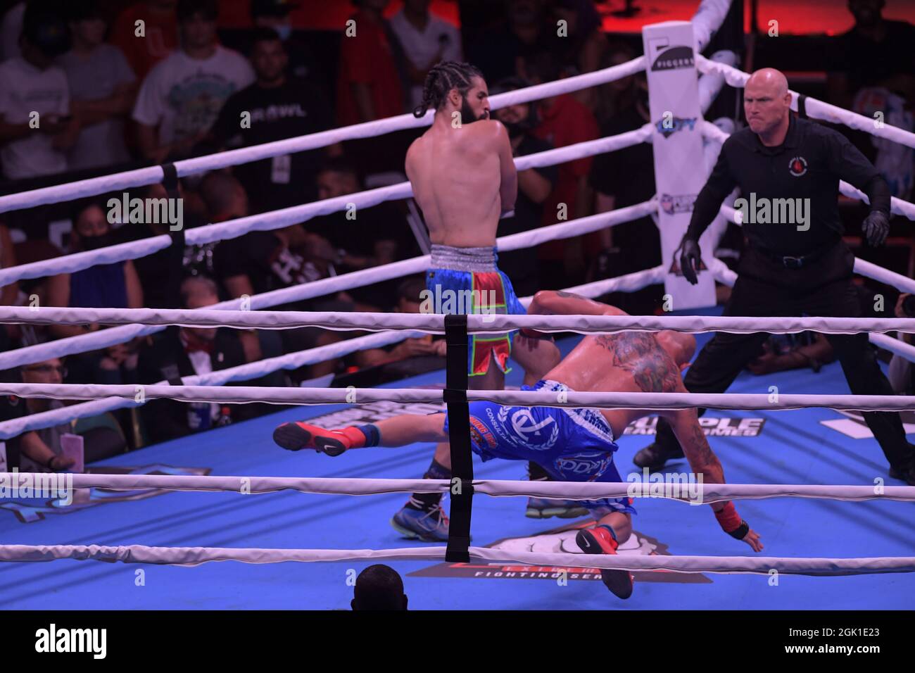 Miami, Estados Unidos de América. 11th de Sep de 2021. MIAMI, FL - SEPTIEMBRE 11: Combatientes Jomi 'El Arcangel' Escoboza derrota a Rene 'White Boy' Rodriguez n el campeonato BYB Cruiserweight en el 'BYB Extreme Barejuk Brawl by the River' en el Triángulo Anillo en James L. Knight Center el 11 de septiembre de 2021 en Miami, Florida. Personas: Jomi Escoboza, Rene Rodriguez Crédito: Storms Media Group/Alamy Live News Foto de stock