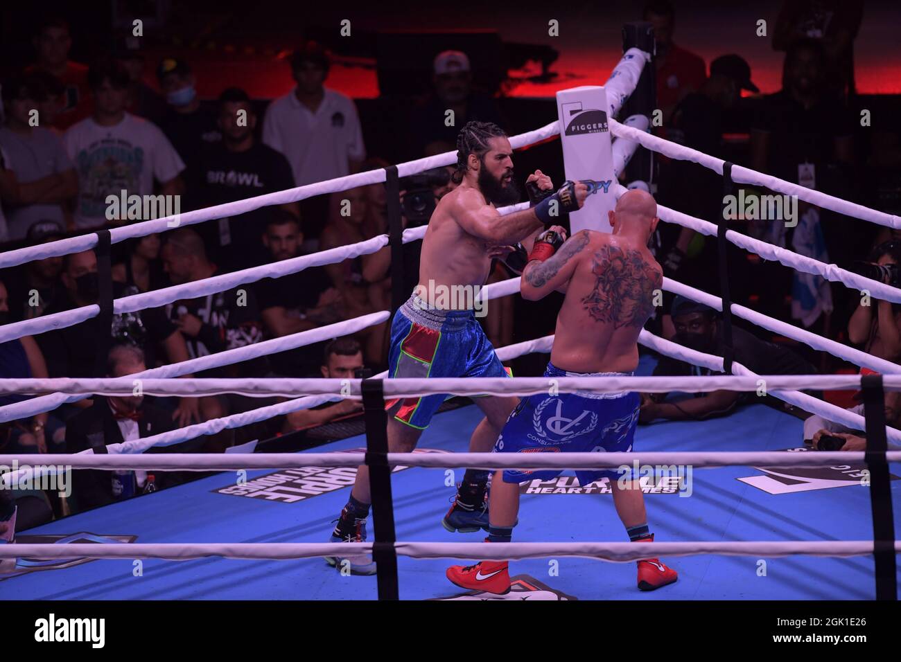 Miami, Estados Unidos de América. 12th de Sep de 2021. MIAMI, FL - SEPTIEMBRE 11: Combatientes Jomi 'El Arcangel' Escoboza derrota a Rene 'White Boy' Rodriguez n el campeonato BYB Cruiserweight en el 'BYB Extreme Barejuk Brawl by the River' en el Triángulo Anillo en James L. Knight Center el 11 de septiembre de 2021 en Miami, Florida. Personas: Jomi Escoboza, Rene Rodriguez Crédito: Storms Media Group/Alamy Live News Foto de stock