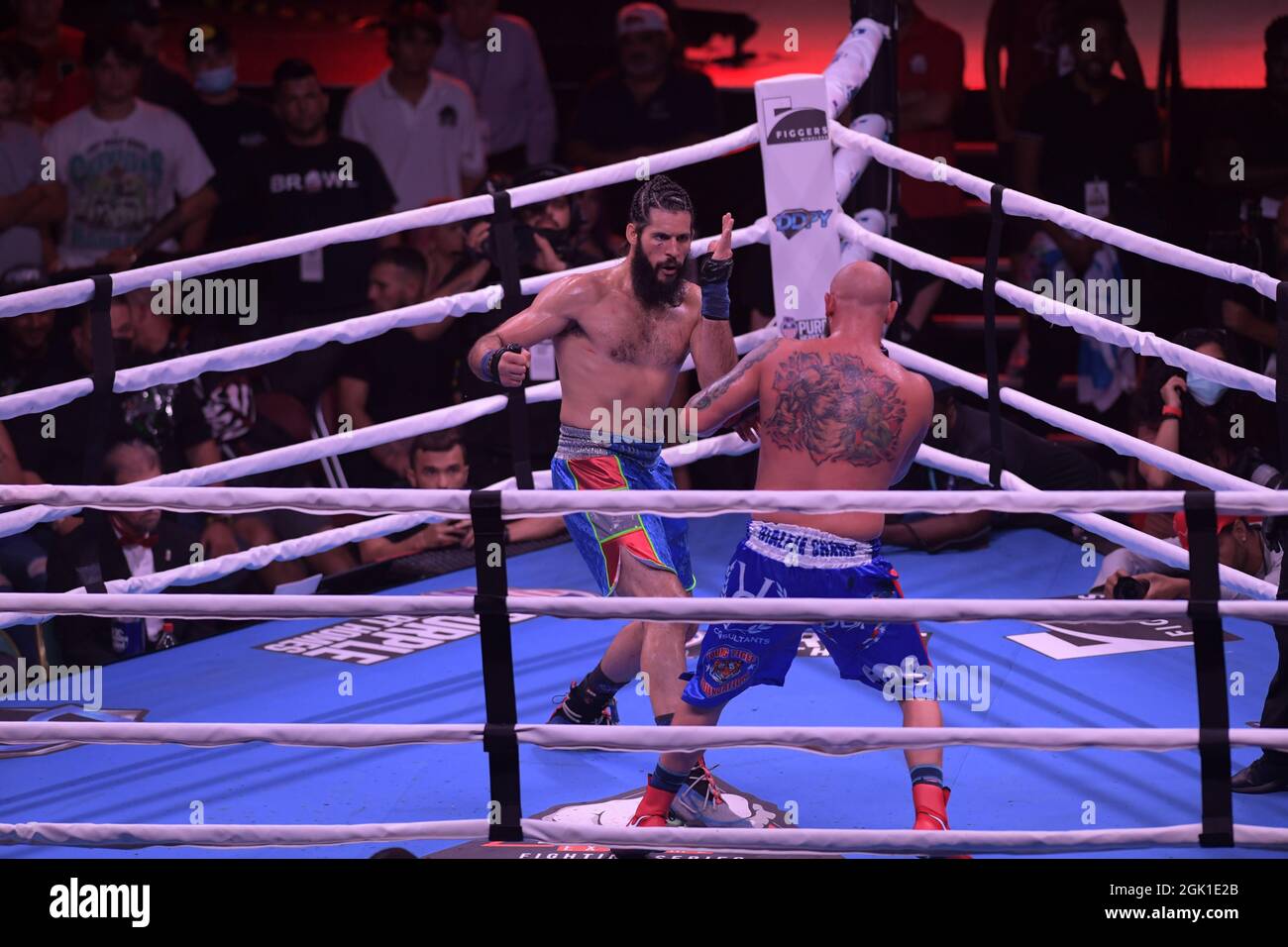 Miami, Estados Unidos de América. 12th de Sep de 2021. MIAMI, FL - SEPTIEMBRE 11: Combatientes Jomi 'El Arcangel' Escoboza derrota a Rene 'White Boy' Rodriguez n el campeonato BYB Cruiserweight en el 'BYB Extreme Barejuk Brawl by the River' en el Triángulo Anillo en James L. Knight Center el 11 de septiembre de 2021 en Miami, Florida. Personas: Jomi Escoboza, Rene Rodriguez Crédito: Storms Media Group/Alamy Live News Foto de stock