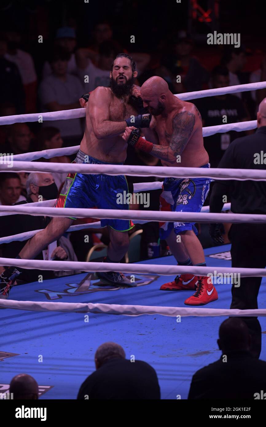 Miami, Estados Unidos de América. 12th de Sep de 2021. MIAMI, FL - SEPTIEMBRE 11: Combatientes Jomi 'El Arcangel' Escoboza derrota a Rene 'White Boy' Rodriguez n el campeonato BYB Cruiserweight en el 'BYB Extreme Barejuk Brawl by the River' en el Triángulo Anillo en James L. Knight Center el 11 de septiembre de 2021 en Miami, Florida. Personas: Jomi Escoboza, Rene Rodriguez Crédito: Storms Media Group/Alamy Live News Foto de stock