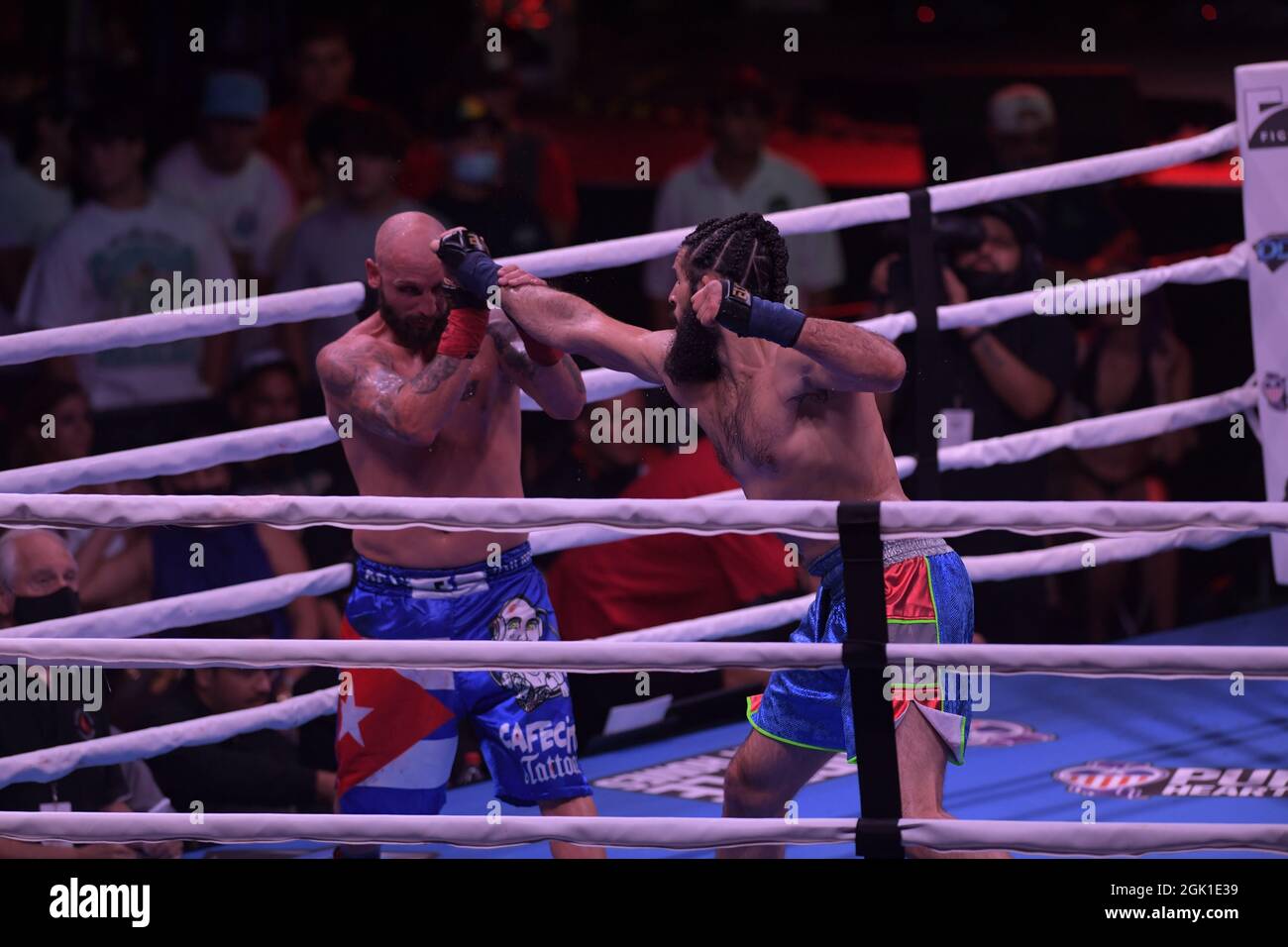 Miami, Estados Unidos de América. 12th de Sep de 2021. MIAMI, FL - SEPTIEMBRE 11: Combatientes Jomi 'El Arcangel' Escoboza derrota a Rene 'White Boy' Rodriguez n el campeonato BYB Cruiserweight en el 'BYB Extreme Barejuk Brawl by the River' en el Triángulo Anillo en James L. Knight Center el 11 de septiembre de 2021 en Miami, Florida. Personas: Jomi Escoboza, Rene Rodriguez Crédito: Storms Media Group/Alamy Live News Foto de stock