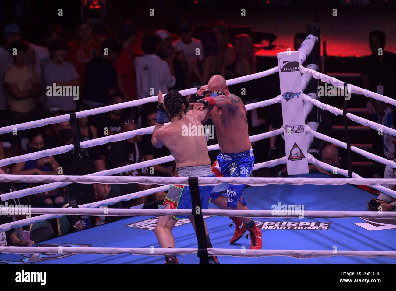 Miami, Estados Unidos de América. 11th de Sep de 2021. MIAMI, FL - SEPTIEMBRE 11: Combatientes Jomi 'El Arcangel' Escoboza derrota a Rene 'White Boy' Rodriguez n el campeonato BYB Cruiserweight en el 'BYB Extreme Barejuk Brawl by the River' en el Triángulo Anillo en James L. Knight Center el 11 de septiembre de 2021 en Miami, Florida. Personas: Jomi Escoboza, Rene Rodriguez Crédito: Storms Media Group/Alamy Live News Foto de stock