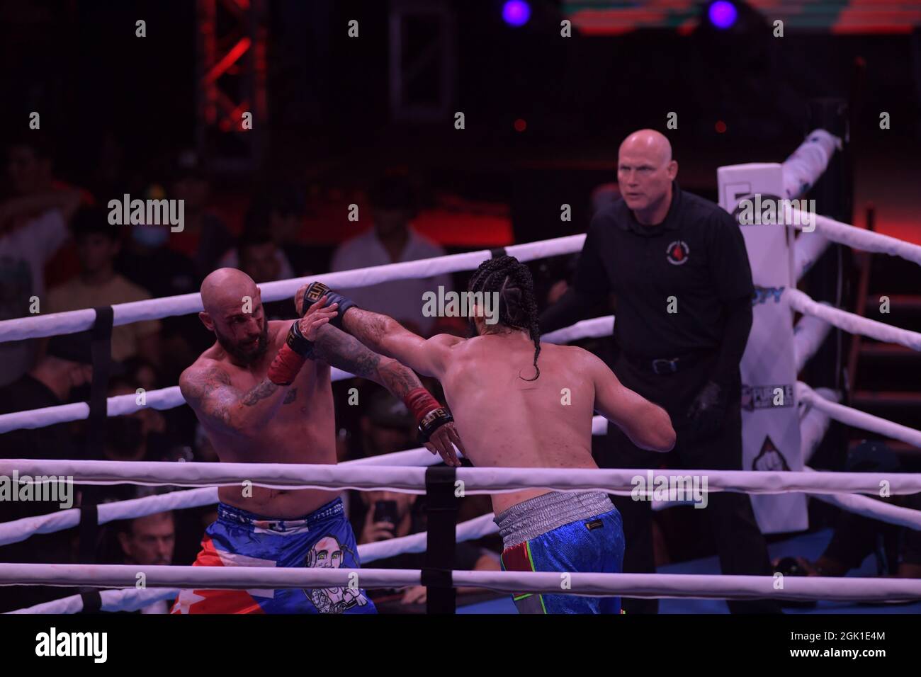 Miami, Estados Unidos de América. 12th de Sep de 2021. MIAMI, FL - SEPTIEMBRE 11: Combatientes Jomi 'El Arcangel' Escoboza derrota a Rene 'White Boy' Rodriguez n el campeonato BYB Cruiserweight en el 'BYB Extreme Barejuk Brawl by the River' en el Triángulo Anillo en James L. Knight Center el 11 de septiembre de 2021 en Miami, Florida. Personas: Jomi Escoboza, Rene Rodriguez Crédito: Storms Media Group/Alamy Live News Foto de stock