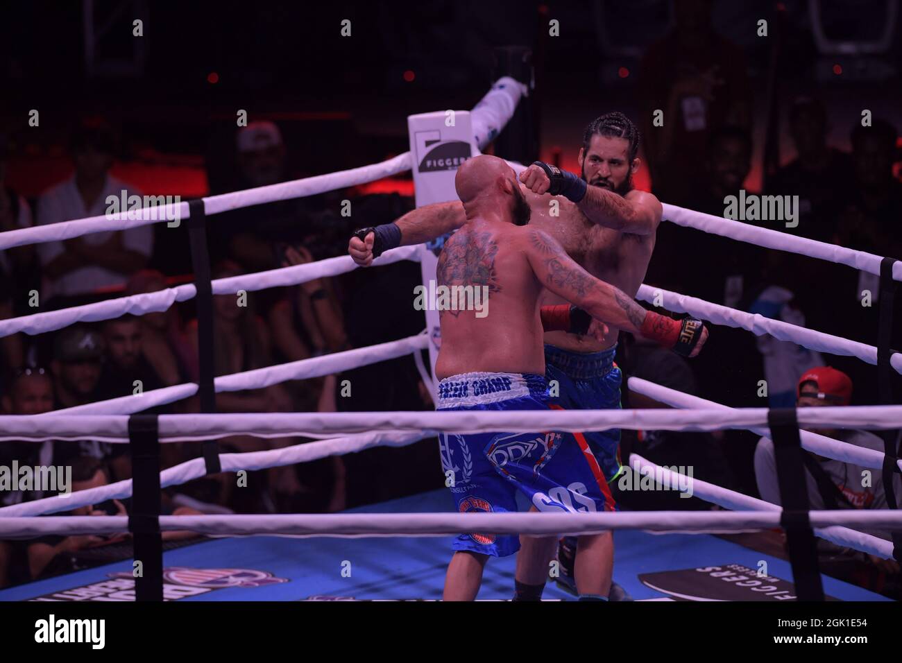 Miami, Estados Unidos de América. 12th de Sep de 2021. MIAMI, FL - SEPTIEMBRE 11: Combatientes Jomi 'El Arcangel' Escoboza derrota a Rene 'White Boy' Rodriguez n el campeonato BYB Cruiserweight en el 'BYB Extreme Barejuk Brawl by the River' en el Triángulo Anillo en James L. Knight Center el 11 de septiembre de 2021 en Miami, Florida. Personas: Jomi Escoboza, Rene Rodriguez Crédito: Storms Media Group/Alamy Live News Foto de stock