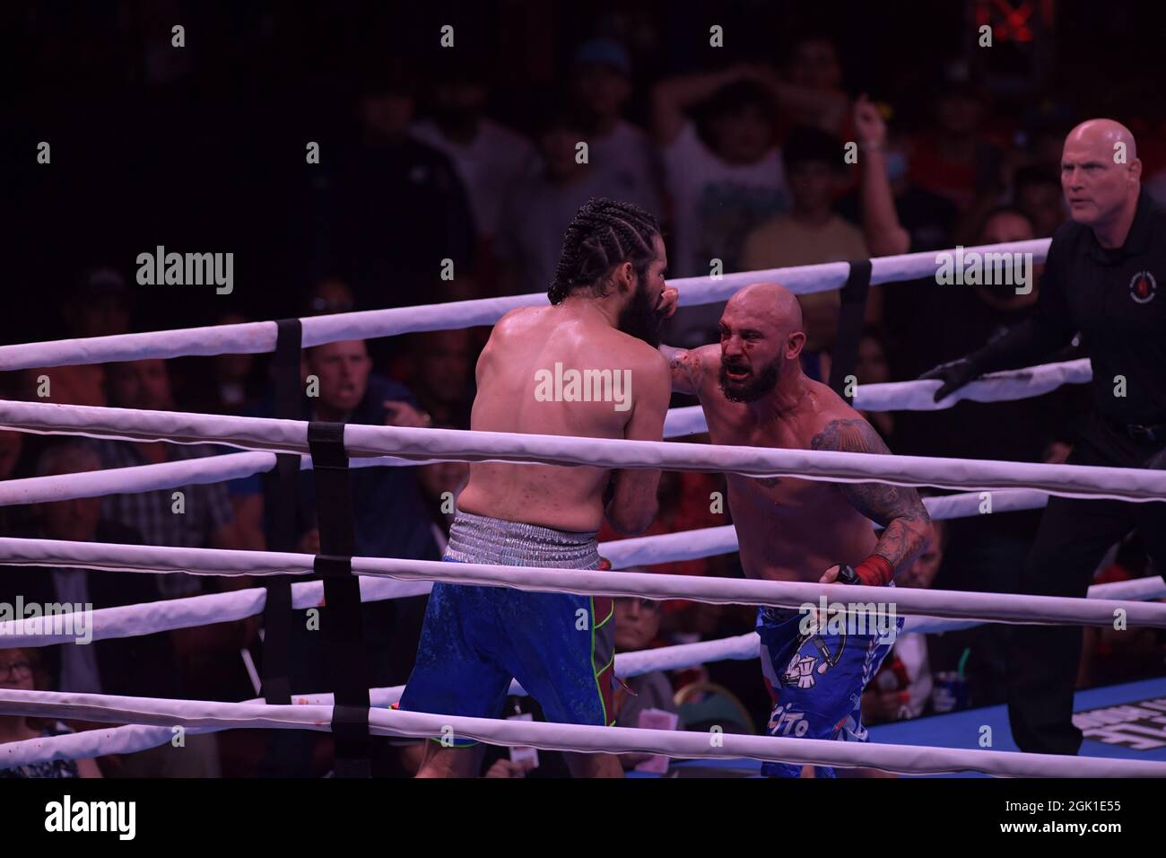 Miami, Estados Unidos de América. 12th de Sep de 2021. MIAMI, FL - SEPTIEMBRE 11: Combatientes Jomi 'El Arcangel' Escoboza derrota a Rene 'White Boy' Rodriguez n el campeonato BYB Cruiserweight en el 'BYB Extreme Barejuk Brawl by the River' en el Triángulo Anillo en James L. Knight Center el 11 de septiembre de 2021 en Miami, Florida. Personas: Jomi Escoboza, Rene Rodriguez Crédito: Storms Media Group/Alamy Live News Foto de stock