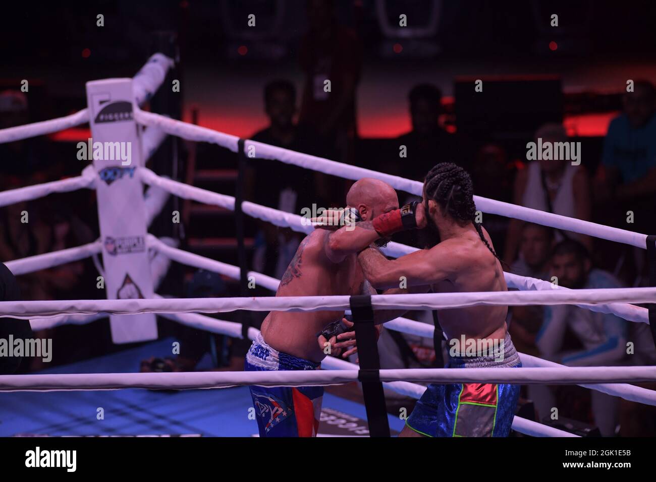 Miami, Estados Unidos de América. 12th de Sep de 2021. MIAMI, FL - SEPTIEMBRE 11: Combatientes Jomi 'El Arcangel' Escoboza derrota a Rene 'White Boy' Rodriguez n el campeonato BYB Cruiserweight en el 'BYB Extreme Barejuk Brawl by the River' en el Triángulo Anillo en James L. Knight Center el 11 de septiembre de 2021 en Miami, Florida. Personas: Jomi Escoboza, Rene Rodriguez Crédito: Storms Media Group/Alamy Live News Foto de stock