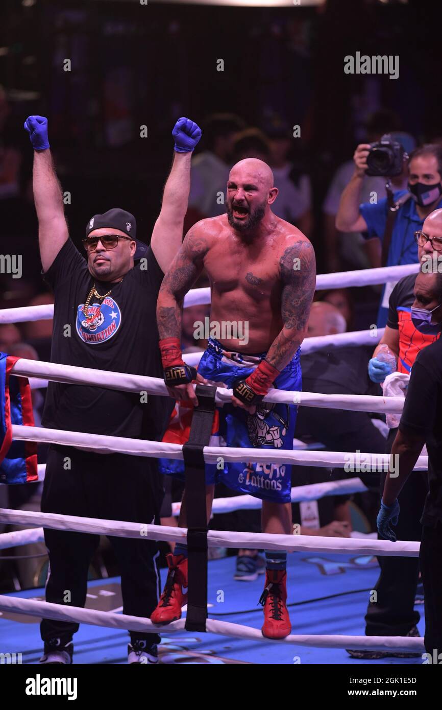 Miami, Estados Unidos de América. 12th de Sep de 2021. MIAMI, FL - SEPTIEMBRE 11: Combatientes Jomi 'El Arcangel' Escoboza derrota a Rene 'White Boy' Rodriguez n el campeonato BYB Cruiserweight en el 'BYB Extreme Barejuk Brawl by the River' en el Triángulo Anillo en James L. Knight Center el 11 de septiembre de 2021 en Miami, Florida. Personas: Jomi Escoboza, Rene Rodriguez Crédito: Storms Media Group/Alamy Live News Foto de stock