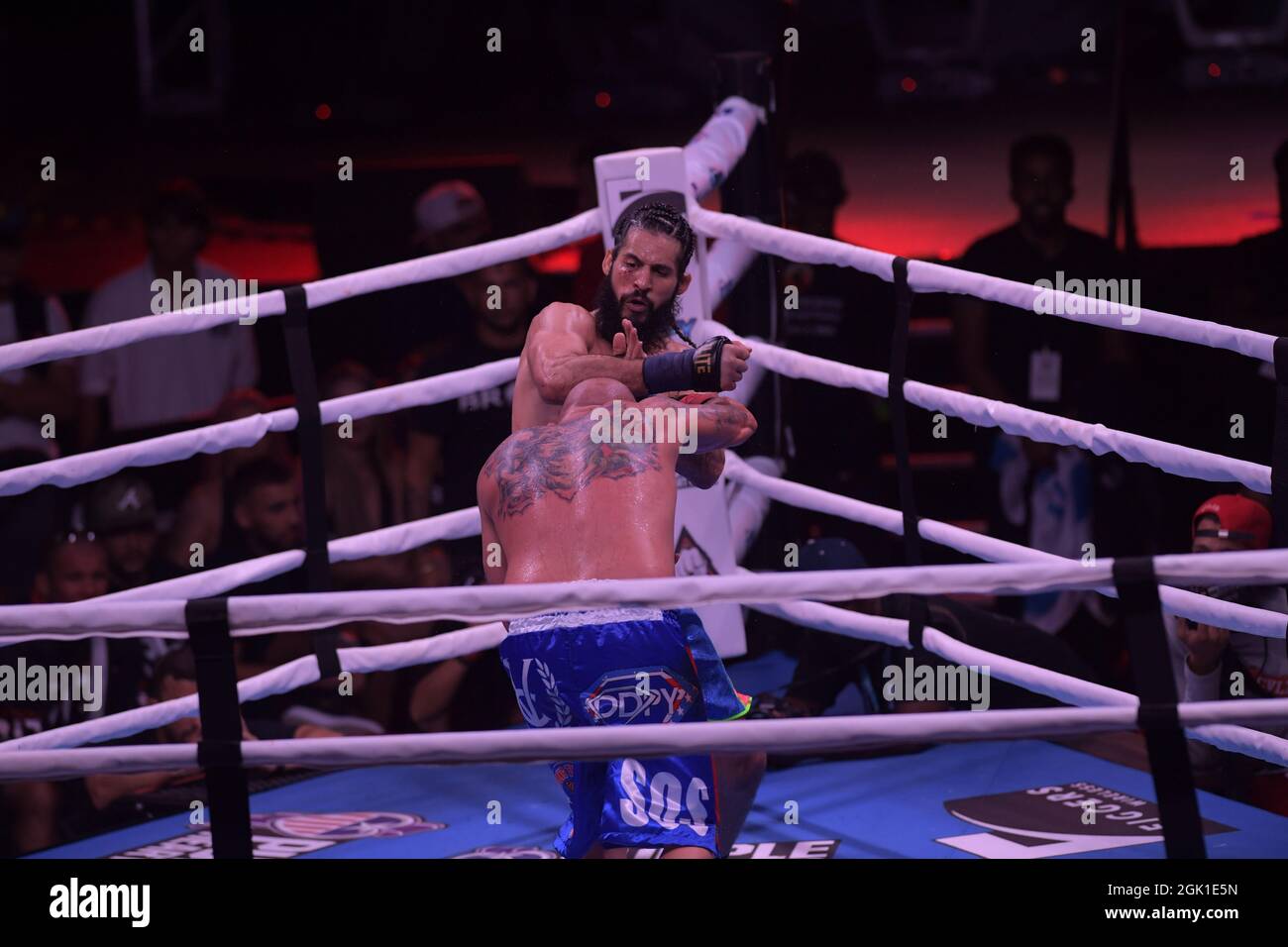 Miami, Estados Unidos de América. 12th de Sep de 2021. MIAMI, FL - SEPTIEMBRE 11: Combatientes Jomi 'El Arcangel' Escoboza derrota a Rene 'White Boy' Rodriguez n el campeonato BYB Cruiserweight en el 'BYB Extreme Barejuk Brawl by the River' en el Triángulo Anillo en James L. Knight Center el 11 de septiembre de 2021 en Miami, Florida. Personas: Jomi Escoboza, Rene Rodriguez Crédito: Storms Media Group/Alamy Live News Foto de stock