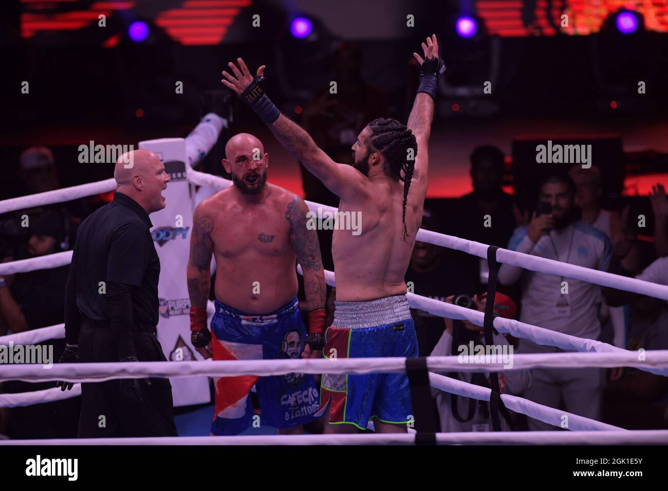 Miami, Estados Unidos de América. 12th de Sep de 2021. MIAMI, FL - SEPTIEMBRE 11: Combatientes Jomi 'El Arcangel' Escoboza derrota a Rene 'White Boy' Rodriguez n el campeonato BYB Cruiserweight en el 'BYB Extreme Barejuk Brawl by the River' en el Triángulo Anillo en James L. Knight Center el 11 de septiembre de 2021 en Miami, Florida. Personas: Jomi Escoboza, Rene Rodriguez Crédito: Storms Media Group/Alamy Live News Foto de stock