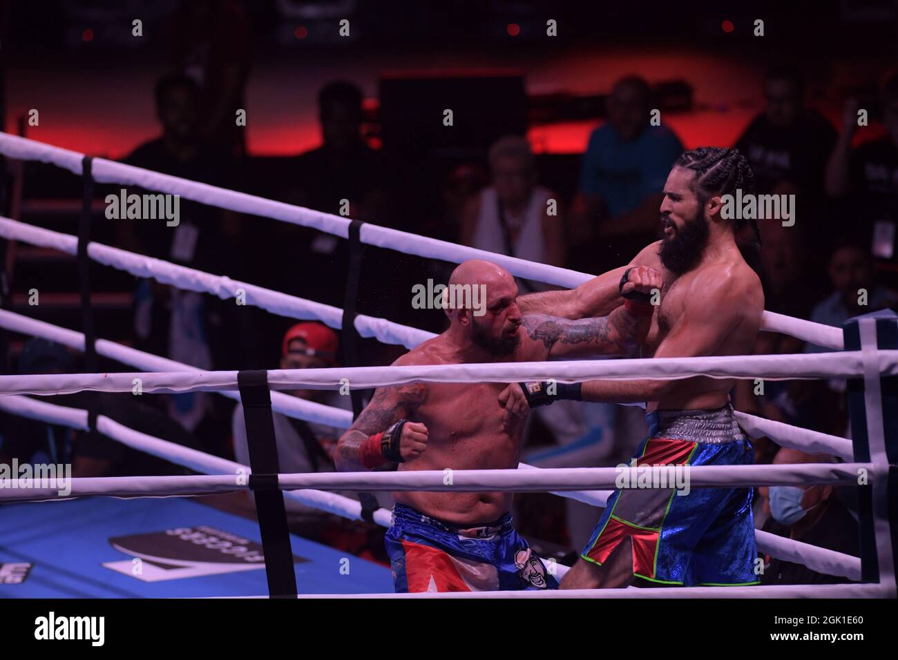 Miami, Estados Unidos de América. 12th de Sep de 2021. MIAMI, FL - SEPTIEMBRE 11: Combatientes Jomi 'El Arcangel' Escoboza derrota a Rene 'White Boy' Rodriguez n el campeonato BYB Cruiserweight en el 'BYB Extreme Barejuk Brawl by the River' en el Triángulo Anillo en James L. Knight Center el 11 de septiembre de 2021 en Miami, Florida. Personas: Jomi Escoboza, Rene Rodriguez Crédito: Storms Media Group/Alamy Live News Foto de stock