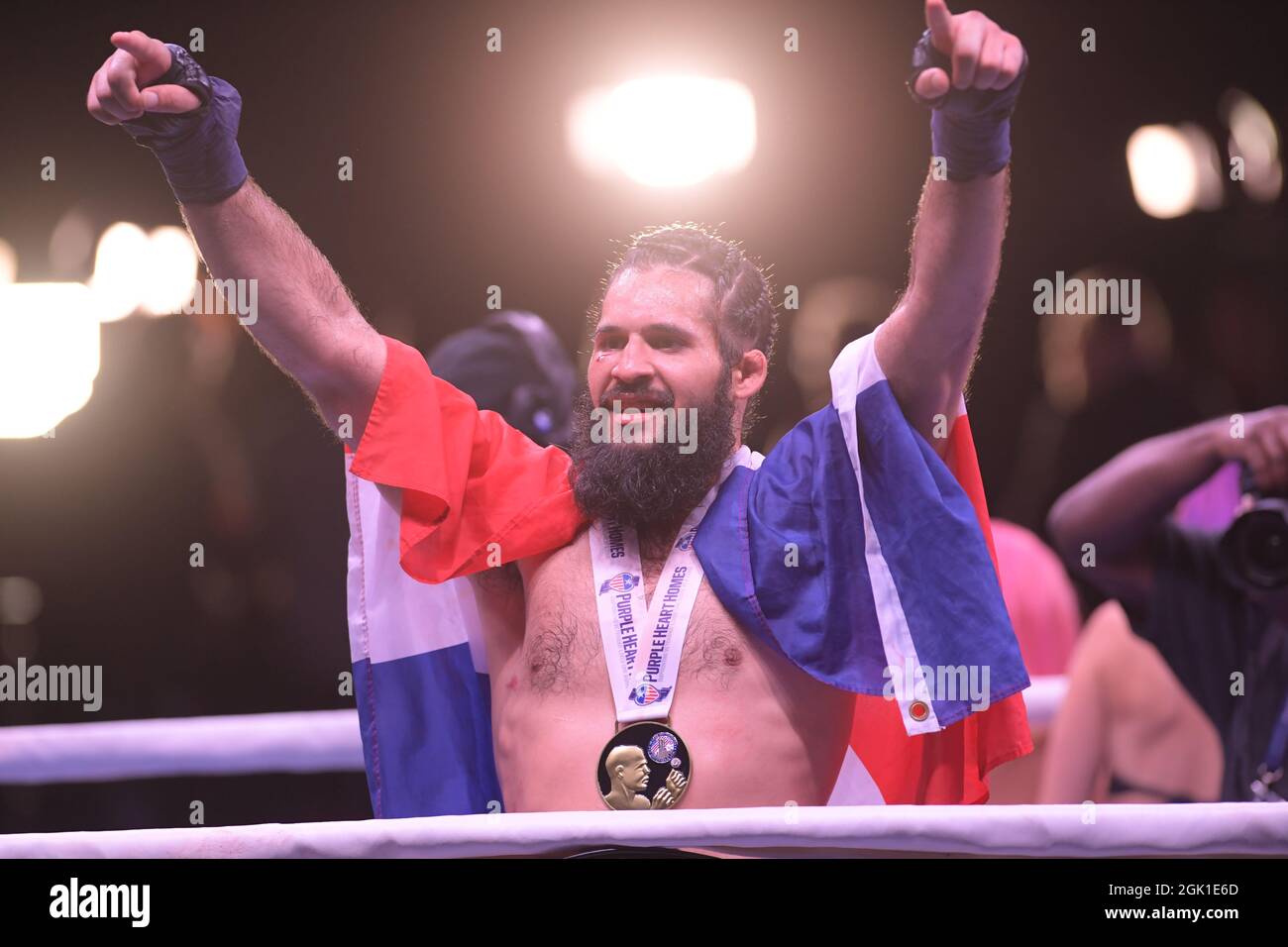 Miami, Estados Unidos de América. 12th de Sep de 2021. MIAMI, FL - SEPTIEMBRE 11: Combatientes Jomi 'El Arcangel' Escoboza derrota a Rene 'White Boy' Rodriguez n el campeonato BYB Cruiserweight en el 'BYB Extreme Barejuk Brawl by the River' en el Triángulo Anillo en James L. Knight Center el 11 de septiembre de 2021 en Miami, Florida. Personas: Jomi Escoboza, Rene Rodriguez Crédito: Storms Media Group/Alamy Live News Foto de stock