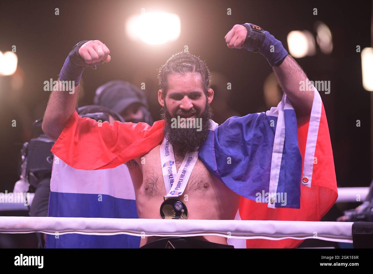 Miami, Estados Unidos de América. 12th de Sep de 2021. MIAMI, FL - SEPTIEMBRE 11: Combatientes Jomi 'El Arcangel' Escoboza derrota a Rene 'White Boy' Rodriguez n el campeonato BYB Cruiserweight en el 'BYB Extreme Barejuk Brawl by the River' en el Triángulo Anillo en James L. Knight Center el 11 de septiembre de 2021 en Miami, Florida. Personas: Jomi Escoboza, Rene Rodriguez Crédito: Storms Media Group/Alamy Live News Foto de stock