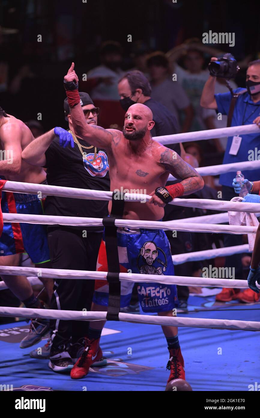 Miami, Estados Unidos de América. 12th de Sep de 2021. MIAMI, FL - SEPTIEMBRE 11: Combatientes Jomi 'El Arcangel' Escoboza derrota a Rene 'White Boy' Rodriguez n el campeonato BYB Cruiserweight en el 'BYB Extreme Barejuk Brawl by the River' en el Triángulo Anillo en James L. Knight Center el 11 de septiembre de 2021 en Miami, Florida. Personas: Jomi Escoboza, Rene Rodriguez Crédito: Storms Media Group/Alamy Live News Foto de stock