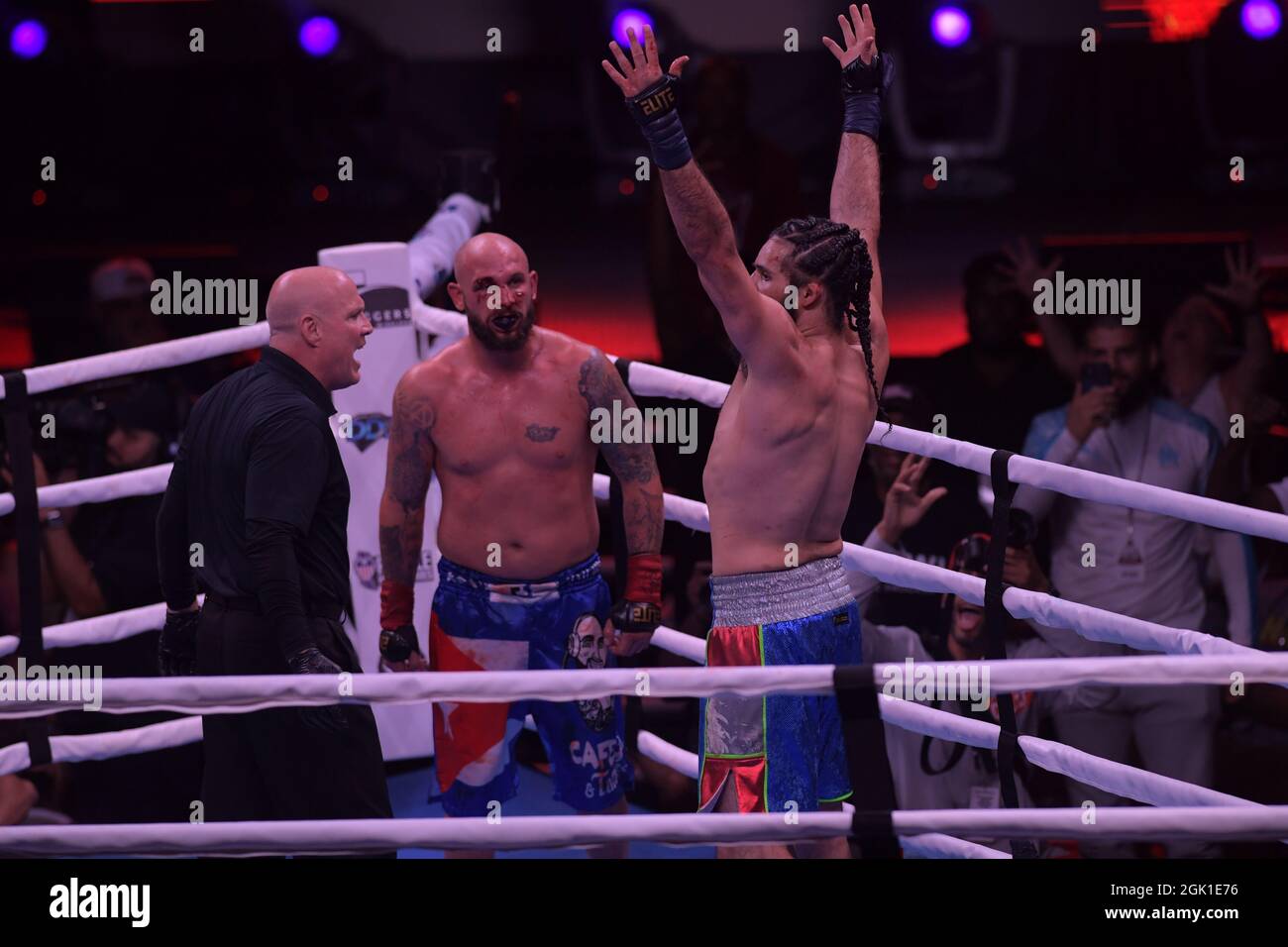 Miami, Estados Unidos de América. 12th de Sep de 2021. MIAMI, FL - SEPTIEMBRE 11: Combatientes Jomi 'El Arcangel' Escoboza derrota a Rene 'White Boy' Rodriguez n el campeonato BYB Cruiserweight en el 'BYB Extreme Barejuk Brawl by the River' en el Triángulo Anillo en James L. Knight Center el 11 de septiembre de 2021 en Miami, Florida. Personas: Jomi Escoboza, Rene Rodriguez Crédito: Storms Media Group/Alamy Live News Foto de stock