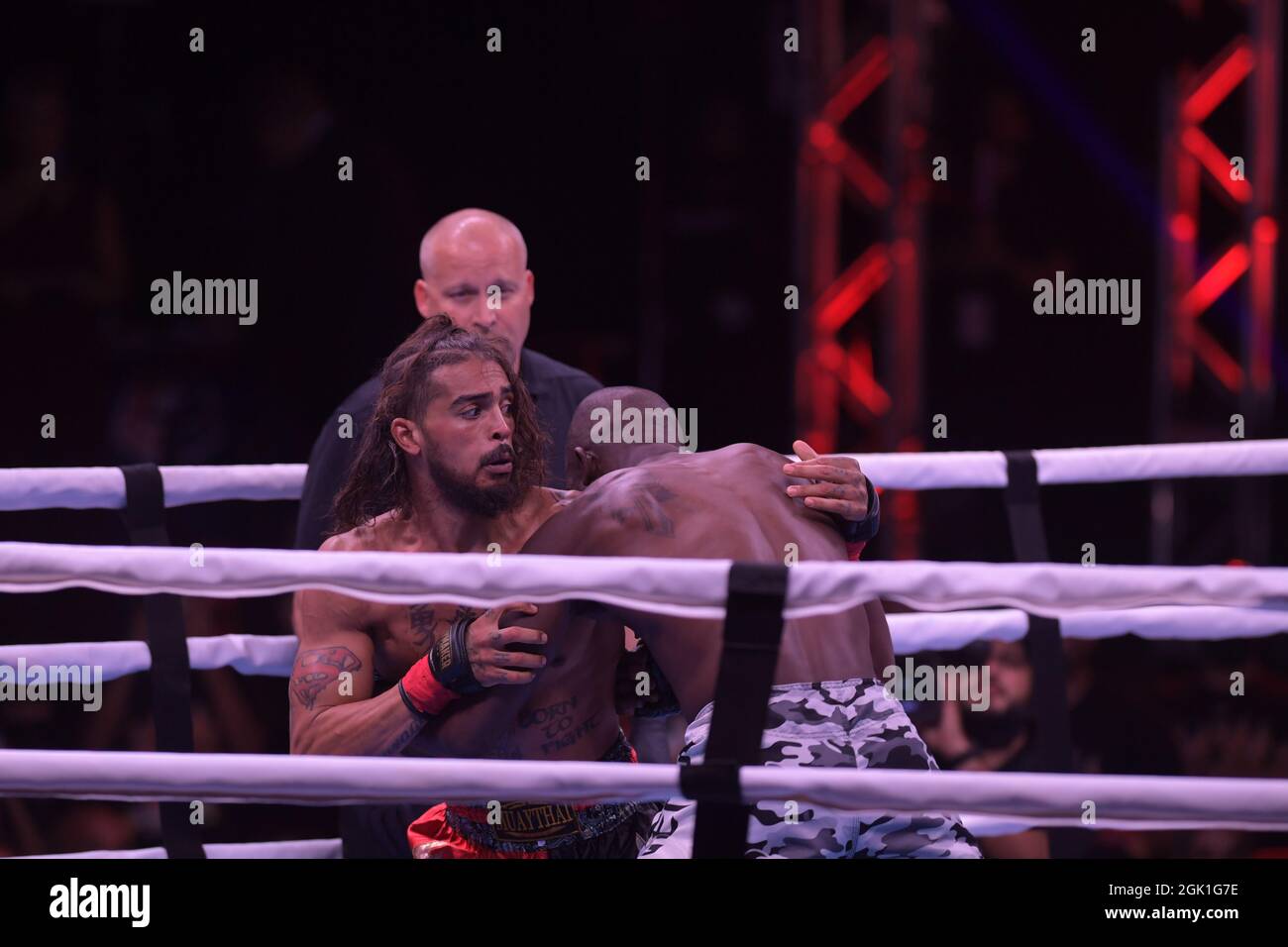 Miami, Estados Unidos de América. 11th de Sep de 2021. MIAMI, FL - 11 DE SEPTIEMBRE: Combatientes Isaías Quinones derrota. Quartus Stitduring en el 'BYB Extreme Bareknuk Brawl by the River' en el Anillo Triángulo TRIGON en el Centro James L. Knight el 11 de septiembre de 2021 en Miami, Florida. Personas: Isaiah Quinones, Quartus Stitduring Crédito: Storms Media Group/Alamy Live News Foto de stock
