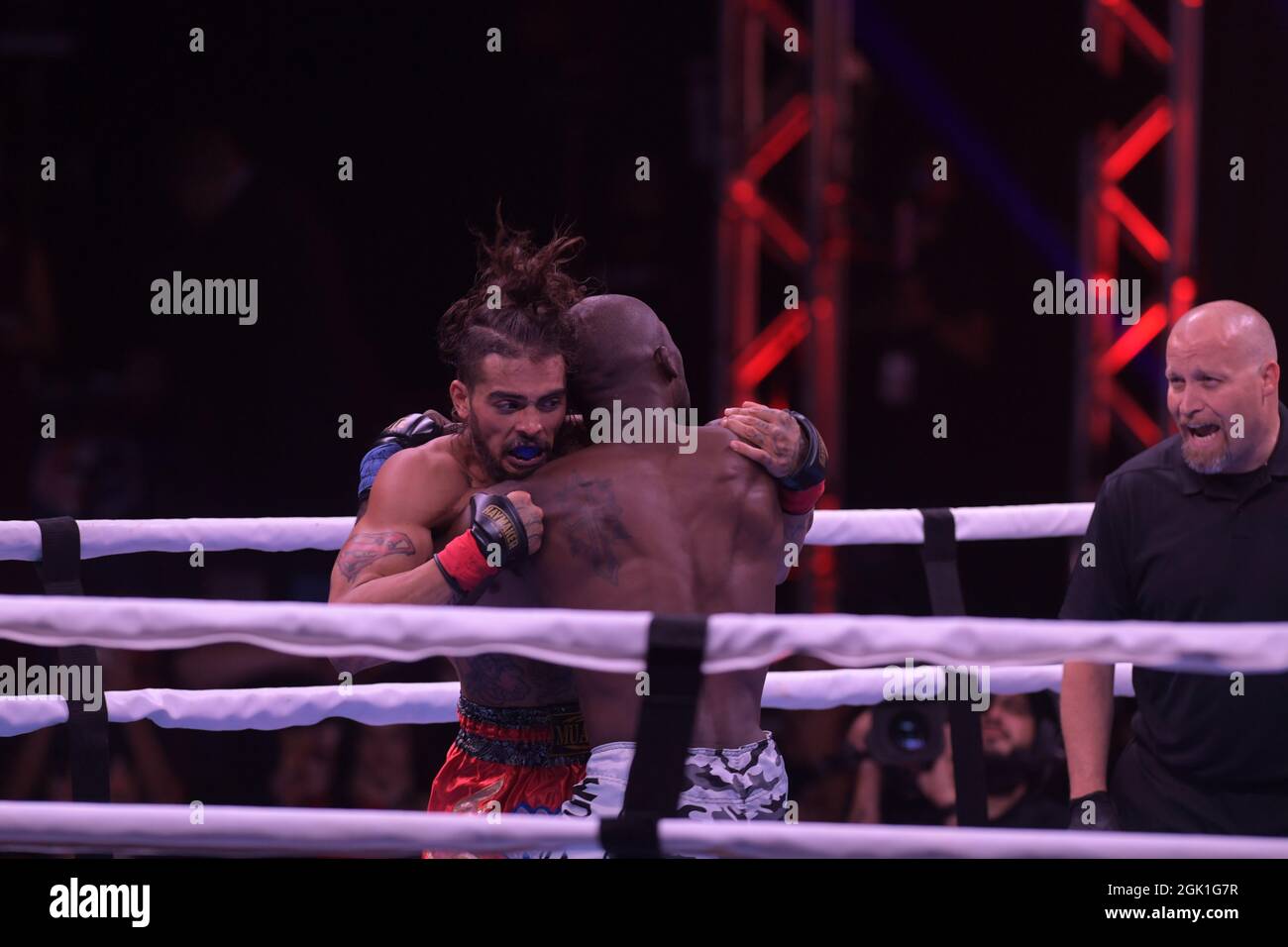 Miami, Estados Unidos de América. 11th de Sep de 2021. MIAMI, FL - 11 DE SEPTIEMBRE: Combatientes Isaías Quinones derrota. Quartus Stitduring en el 'BYB Extreme Bareknuk Brawl by the River' en el Anillo Triángulo TRIGON en el Centro James L. Knight el 11 de septiembre de 2021 en Miami, Florida. Personas: Isaiah Quinones, Quartus Stitduring Crédito: Storms Media Group/Alamy Live News Foto de stock