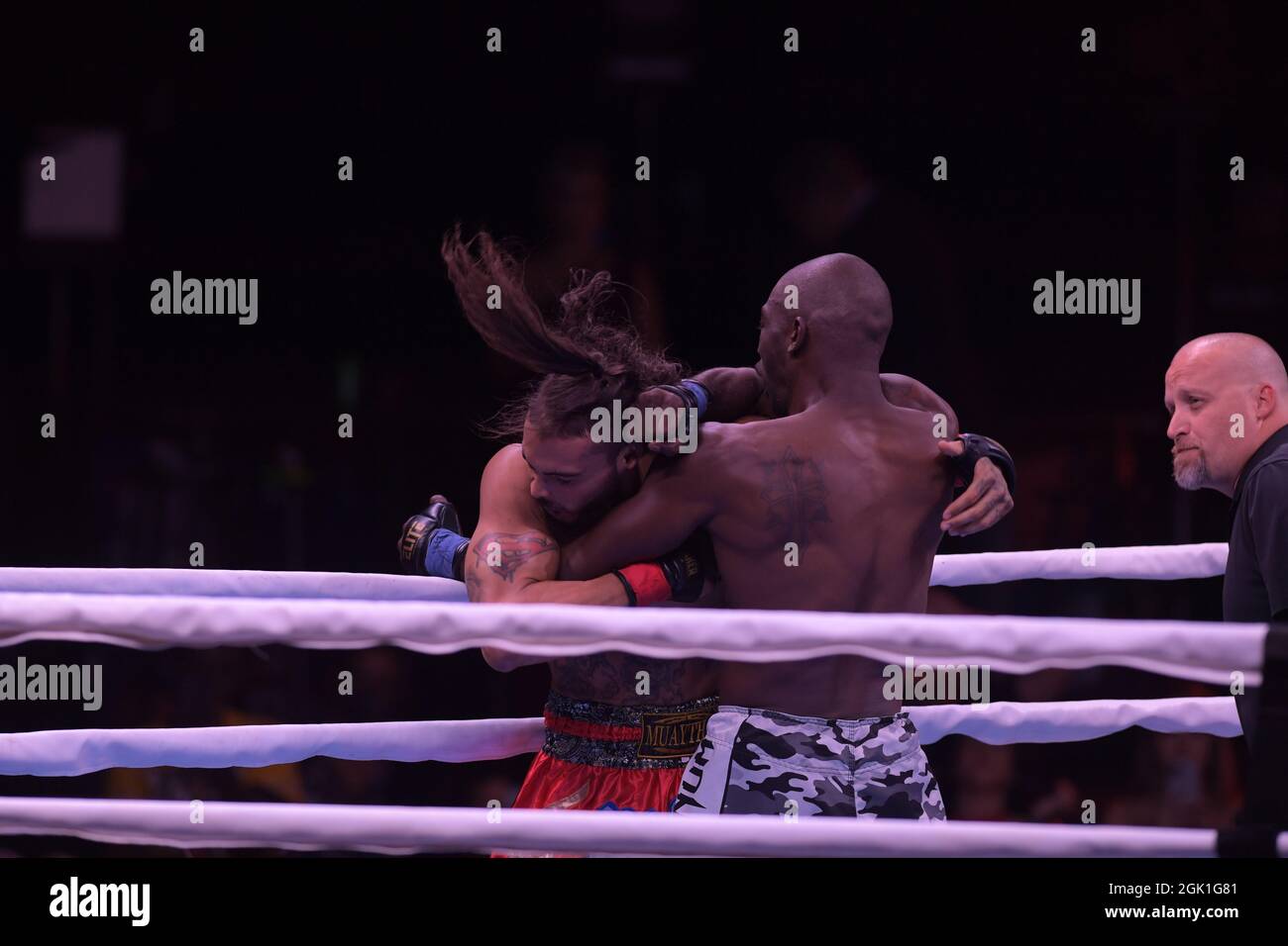 Miami, Estados Unidos de América. 11th de Sep de 2021. MIAMI, FL - 11 DE SEPTIEMBRE: Combatientes Isaías Quinones derrota. Quartus Stitduring en el 'BYB Extreme Bareknuk Brawl by the River' en el Anillo Triángulo TRIGON en el Centro James L. Knight el 11 de septiembre de 2021 en Miami, Florida. Personas: Isaiah Quinones, Quartus Stitduring Crédito: Storms Media Group/Alamy Live News Foto de stock