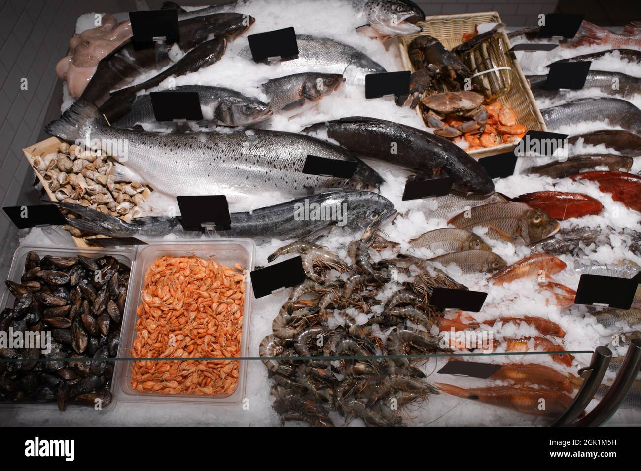 Pescado fresco y otros mariscos en el supermercado Fotografía de stock -  Alamy