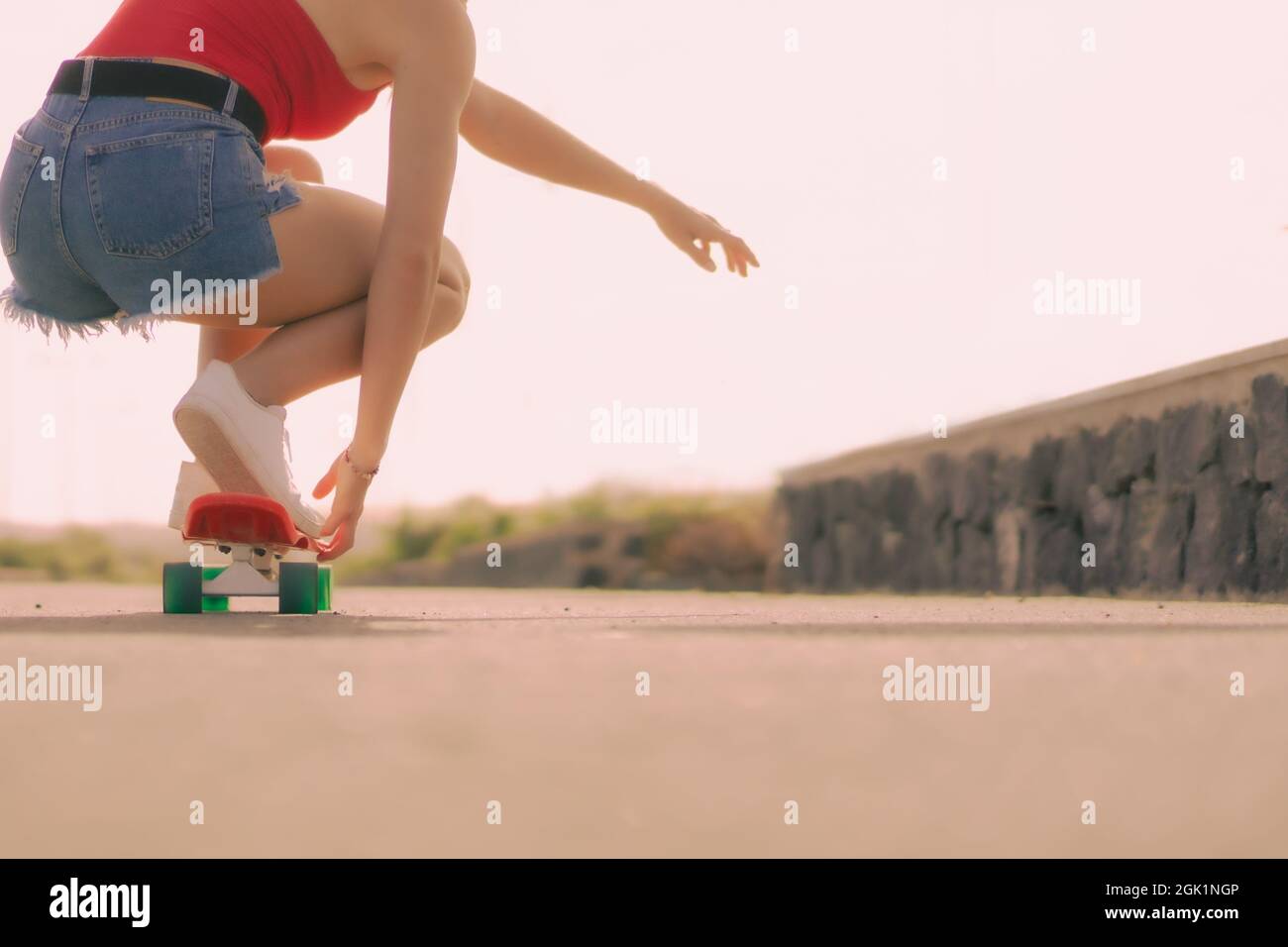 Mujer en patineta fotografías e imágenes de alta resolución - Alamy