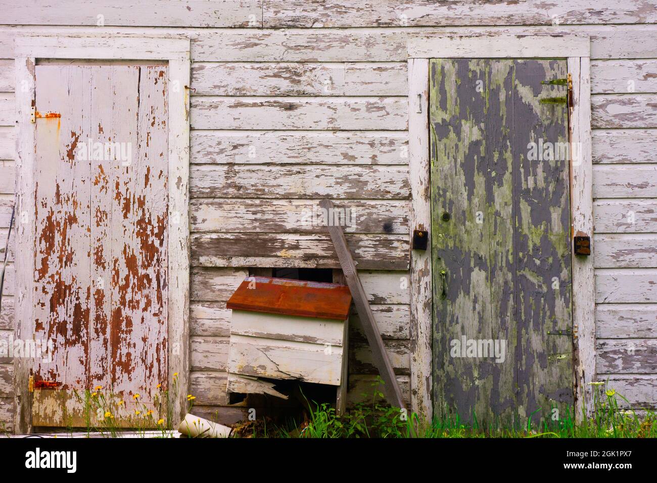 Dos puertas de madera envejecida. Foto de stock