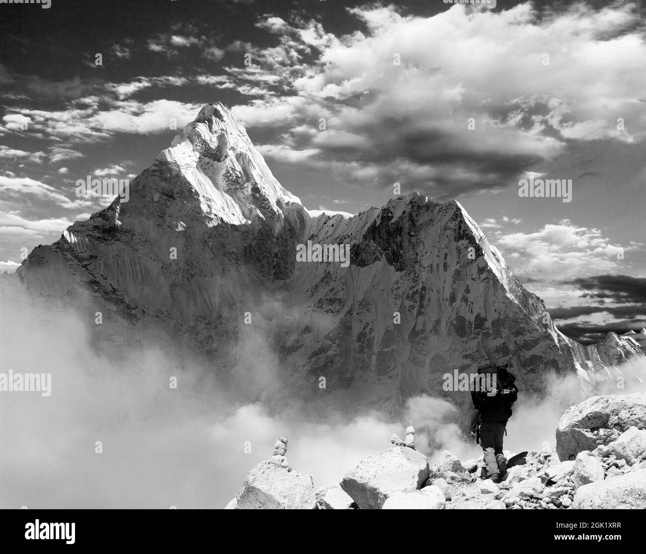 Hermosa vista de Ama Dablam con nubes turísticas y hermosas - Parque Nacional Sagarmatha - Valle Khumbu - Trek to Everest base Camp - Nepal Foto de stock