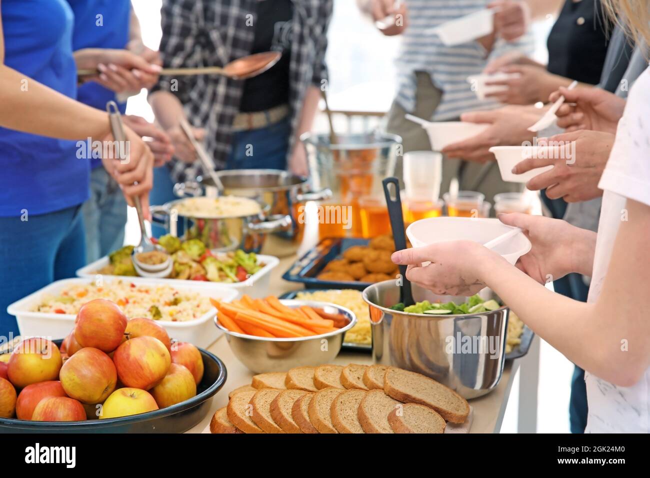 Dando Comida A Los Pobres Fotos e Imágenes de stock Alamy