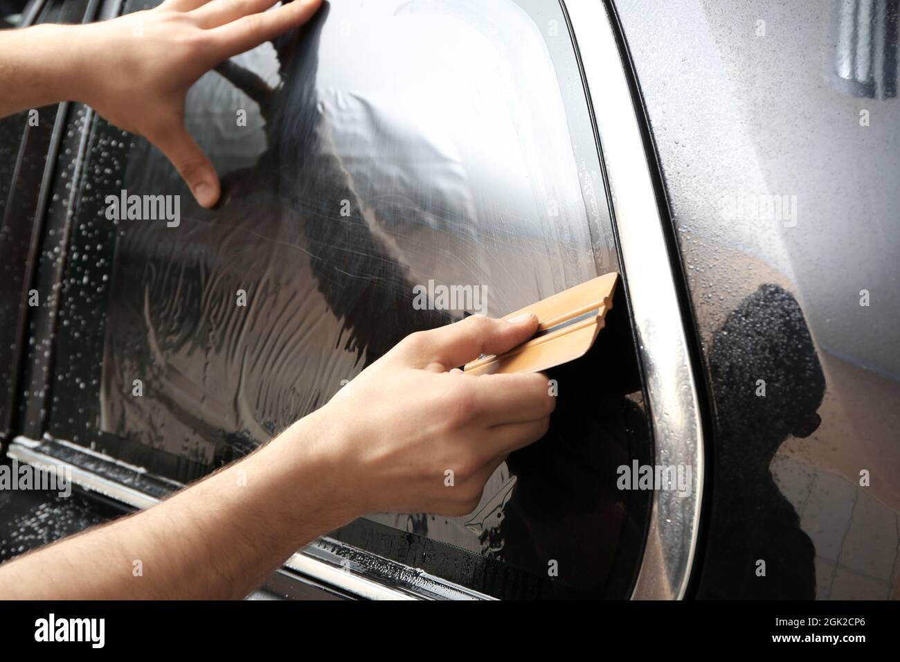 Instalación de lámina de polarizado trabajador car window Fotografía de  stock - Alamy