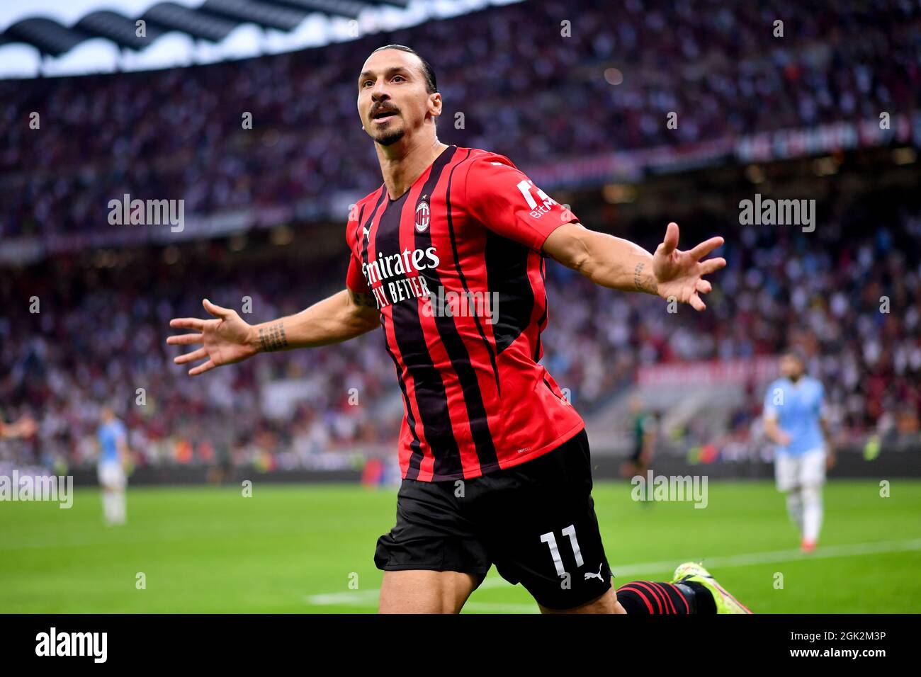 Milán, Italia. 12th de Sep de 2021. Zlatan Ibrahimovic, del AC Milan, celebra su gol durante un partido de fútbol de la Serie A entre el AC Milan y Lazio en Milán, Italia, el 12 de septiembre de 2021. Crédito: Str/Xinhua/Alamy Live News Foto de stock