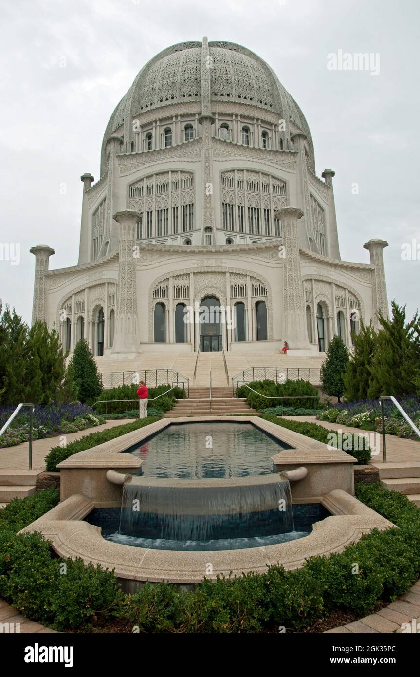 Bahai House of Worship, Chicago, Illinois, Estados Unidos. Casa de culto más jardines con fuentes. Foto de stock