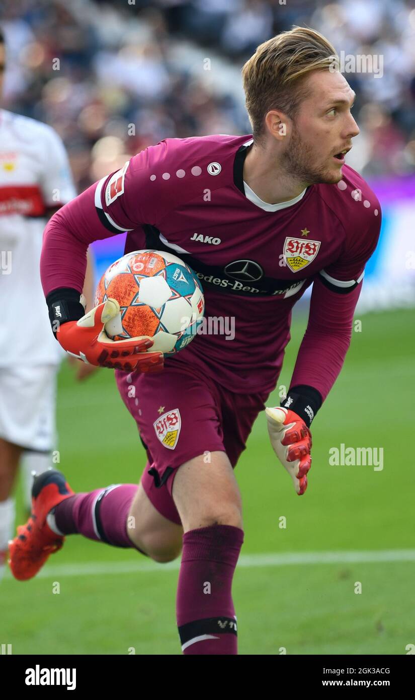 12 de septiembre de 2021, Hessen, Frankfurt/Main: Fútbol: Bundesliga,  Eintracht Frankfurt - VfB Stuttgart, Matchday 4 en Deutsche Bank Park. El  portero de Stuttgart Florian Müller en acción. Foto: Arne Dedert/dpa -