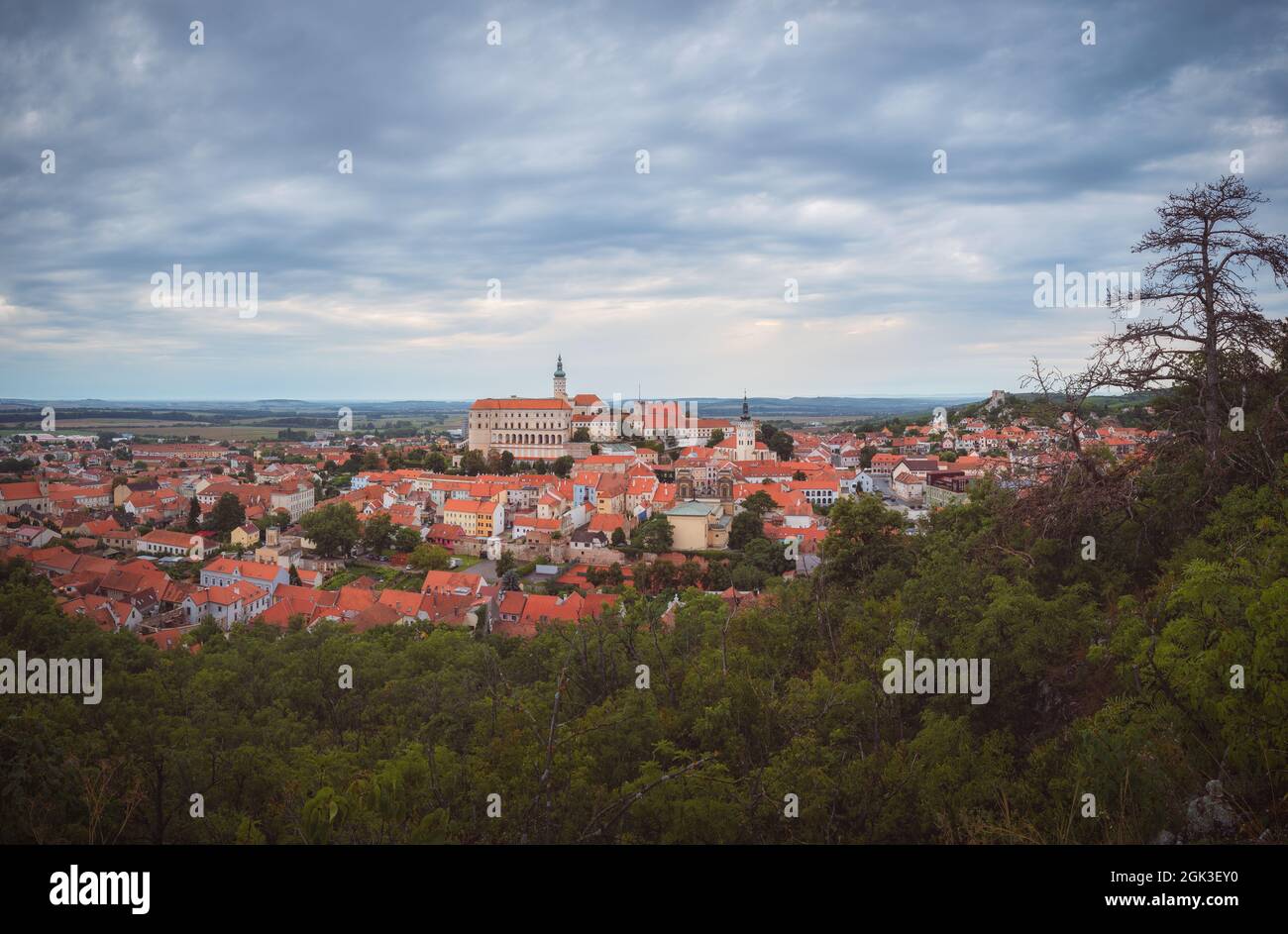 Hermosa vista sobre la ciudad de Mikulov y el castillo de Mikulov en Morava, República Checa Foto de stock