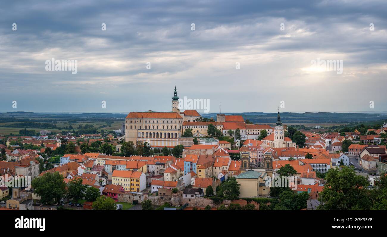 Hermosa vista sobre la ciudad de Mikulov y el castillo de Mikulov en Morava, República Checa Foto de stock
