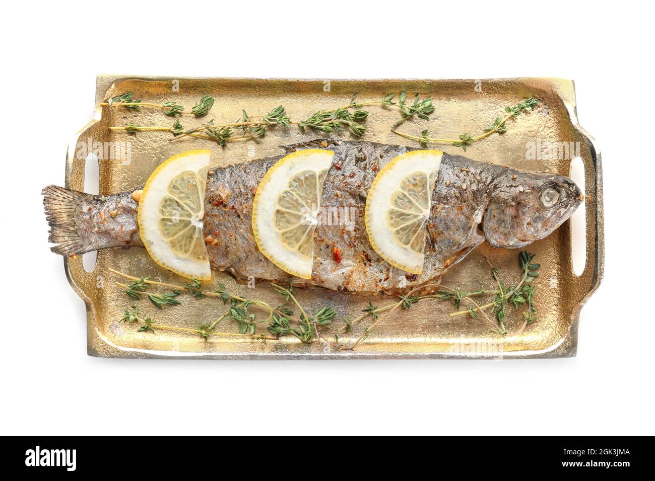 Bandeja dorada con sabroso pescado frito sobre fondo blanco Fotografía de  stock - Alamy