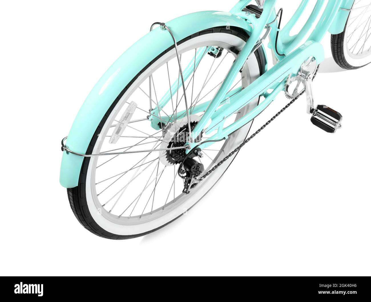 Bicicletas modernas sobre fondo blanco, closeup Fotografía de stock - Alamy