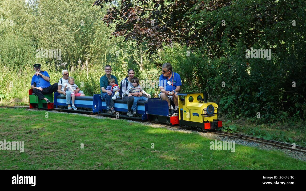 Divertido viaje en tren en miniatura para adultos y niños. Foto de stock