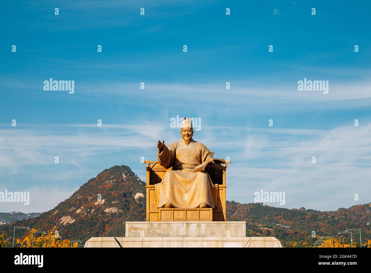 Seúl, Corea - 28 de octubre de 2020 : La estatua del rey Sejong con la montaña otoñal en la plaza Gwanghwamun Foto de stock