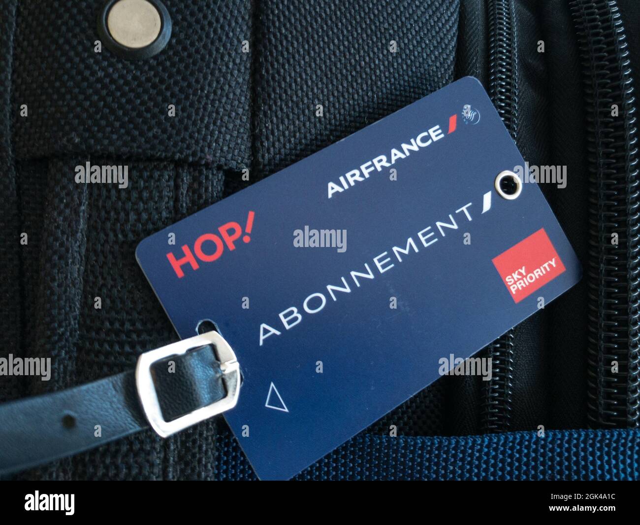PARÍS, ITALIA - 21 de marzo de 2021: Tarjeta de equipaje de Air France Hop  Sky Priority. París, Francia, 21th 2021 de marzo Fotografía de stock - Alamy