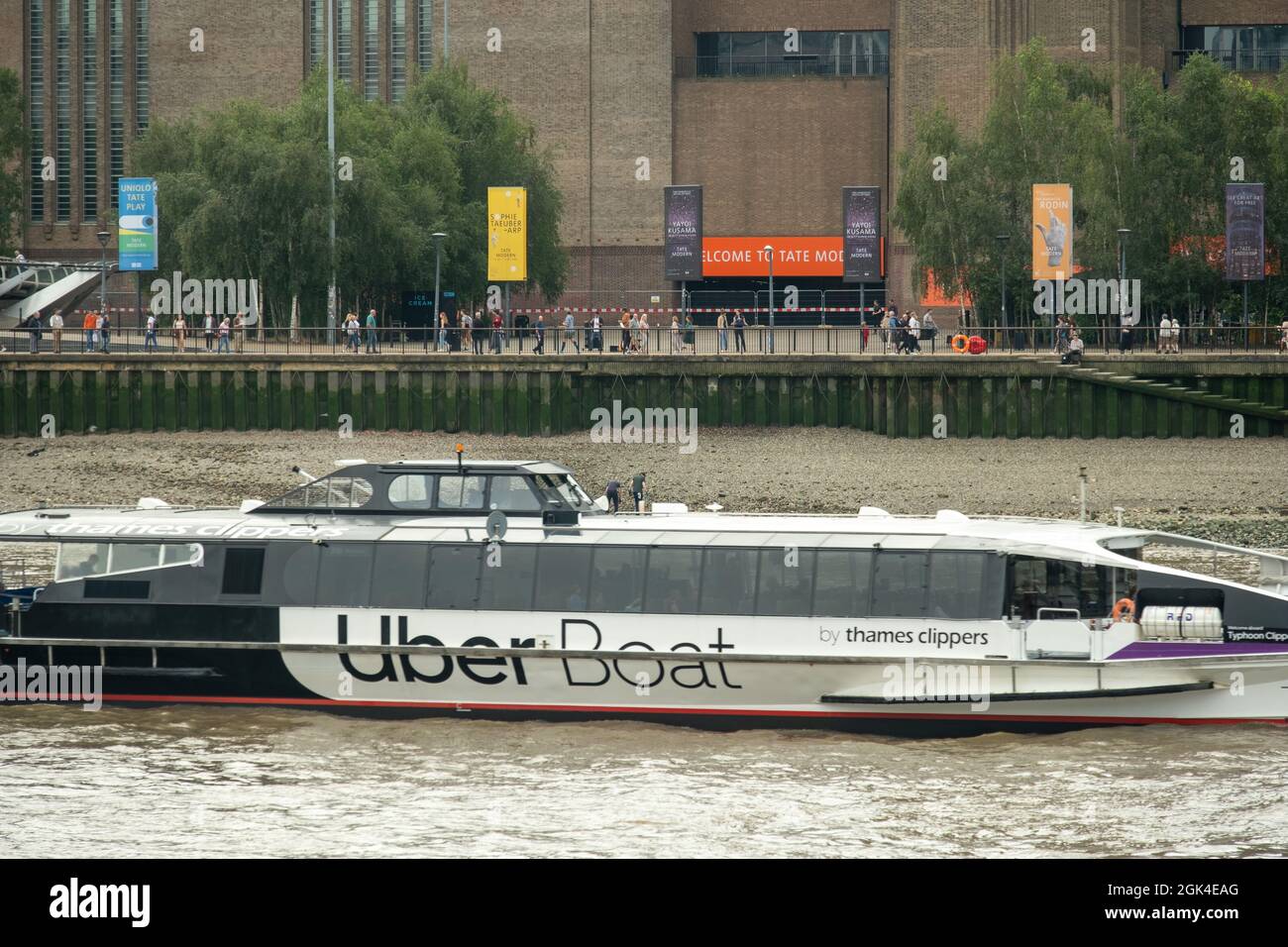 Londres, septiembre de 2021: Uber River Boat on the River Thames in London, un servicio de ferry Foto de stock