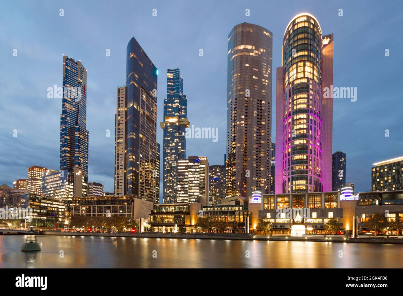 Atracciones de gran altura en Southbank en Melbourne, Victoria, Australia, incluyendo el Crown Resort con sus 5 estrellas Crown Towers Hotel y Crown Casino. Foto de stock