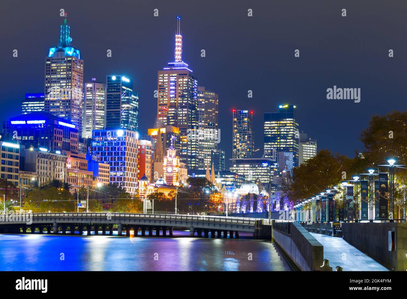 Las principales atracciones de Melbourne, Australia, incluidos los edificios del distrito central de negocios, el río Yarra y Southbank (a la derecha), vistas por la noche. Foto de stock